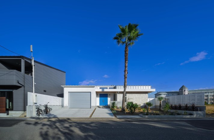 Seaside Mid-Century Flat House